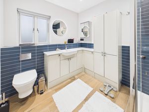 En-suite- click for photo gallery